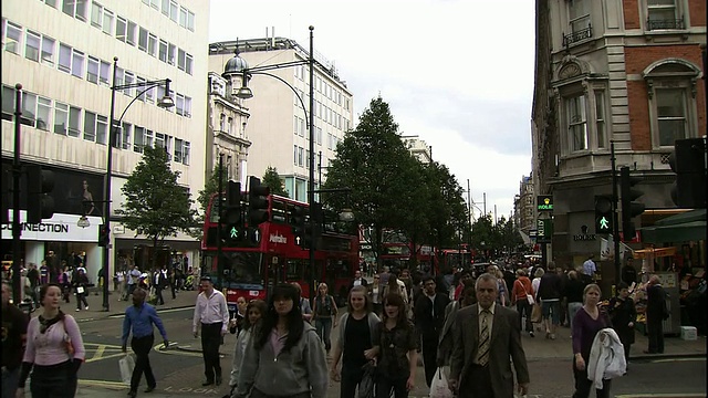 行人穿过伦敦的街道。视频素材