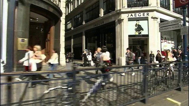 购物者走在伦敦繁忙的人行道上。视频素材