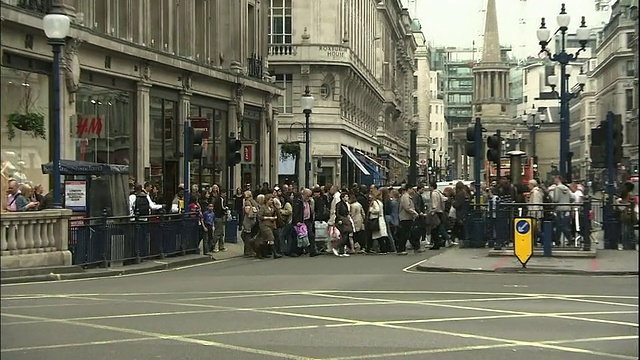 行人和车辆穿过伦敦的牛津广场十字路口。视频素材
