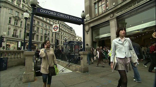 旅客进入牛津广场地铁站入口。视频素材