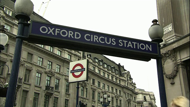 行人进出牛津广场地铁站。视频素材