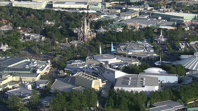 游客们聚集在东京迪士尼乐园灰姑娘城堡附近的入口处。视频下载