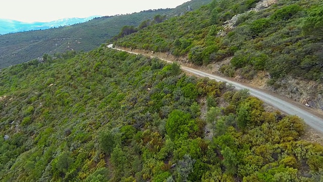 在意大利撒丁岛的丘陵上飞行视频素材