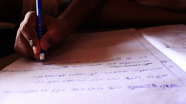 一个正在写孟加拉语的孩子的特写视频下载