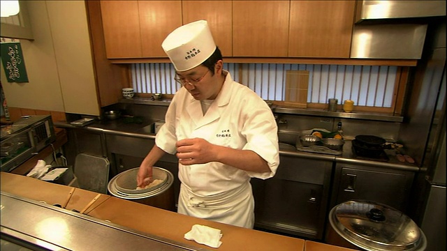 一个厨师准备寿司椭圆形。视频素材