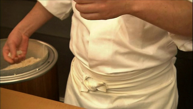 一个厨师准备寿司椭圆形。视频素材