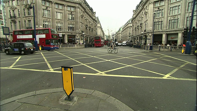 双层观光巴士在牛津广场的人行道上疾驰而过。视频素材