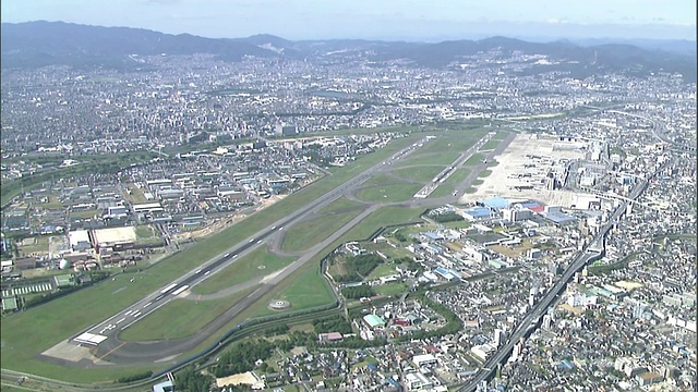 大阪机场面对着长满草的跑道。视频下载