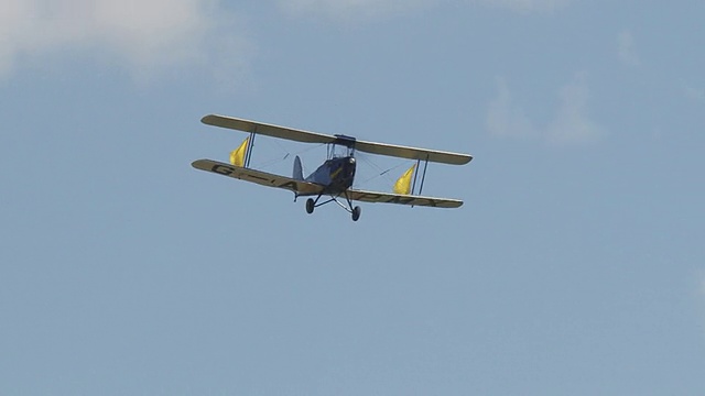 中队的老式双翼飞机在空中飞行视频素材