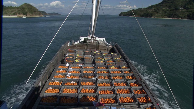 载着一箱箱蜜橘的小船沿着濑户内海航行视频素材