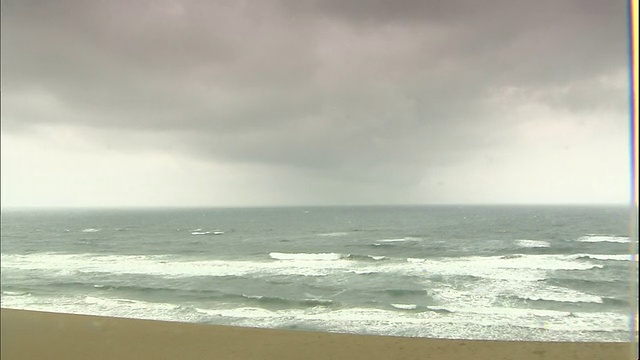 乌云在日本海的沙滩上飘过。视频素材