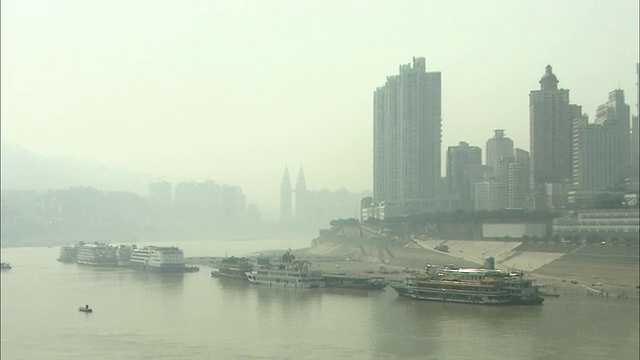 中国重庆被白色雾霾包围。视频下载