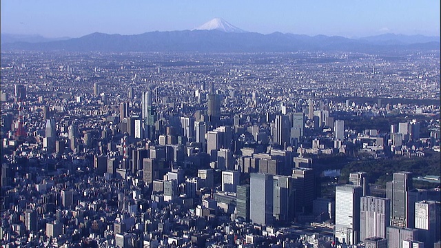 高楼林立的东京都市圈，远处是富士山。视频素材