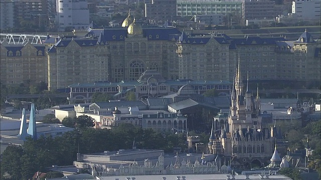 灰姑娘城堡位于东京迪士尼乐园的一家酒店前。视频下载