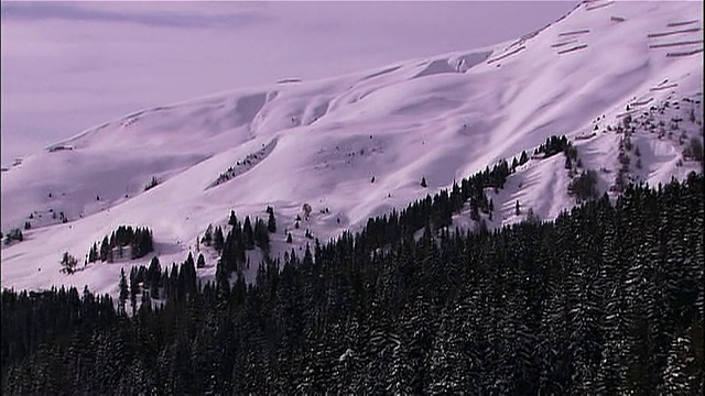 雪覆盖了瑞士阿尔卑斯山的斜坡。视频素材