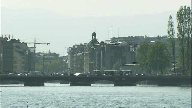 交通在瑞士日内瓦的一座桥上。视频下载