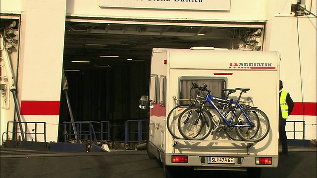 在瑞典哥德堡，一辆房车登上了一艘渡轮。视频下载