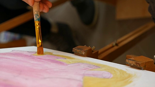 艺术家在艺术工作室绘画艺术画布视频素材