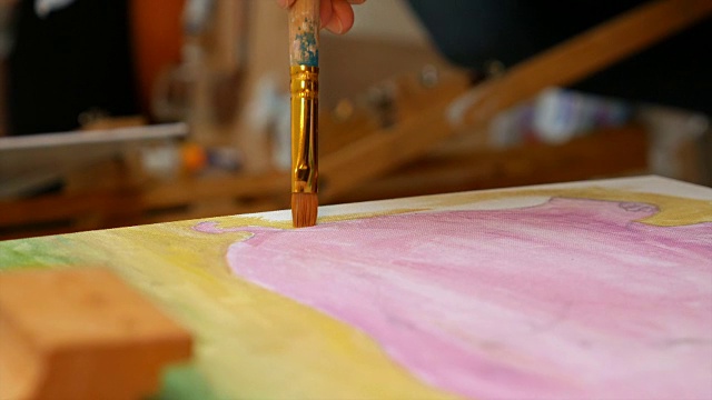 艺术家在艺术工作室绘画艺术画布视频素材