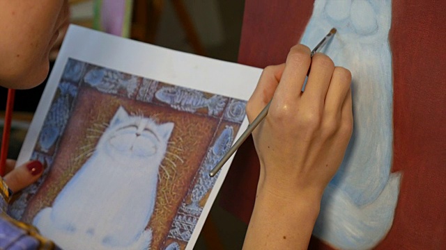 女艺术家在艺术工作室画艺术作品视频下载
