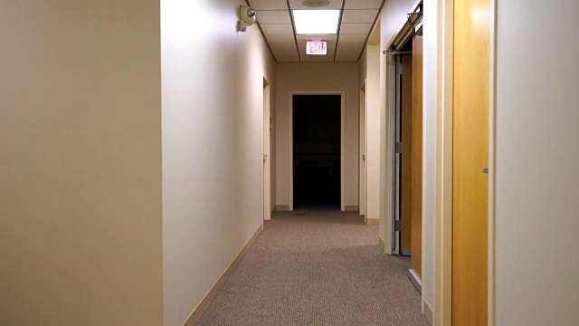 稳定的镜头沿商业走廊向暗室移动视频素材