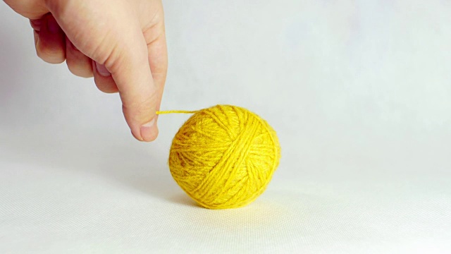 黄色的毛球。视频下载