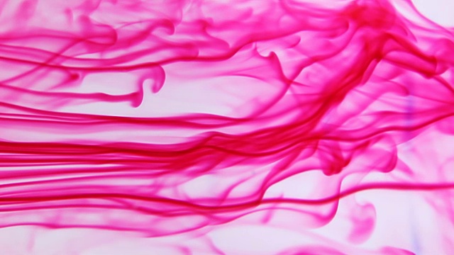 粉红色在白色背景上流动的油墨视频素材