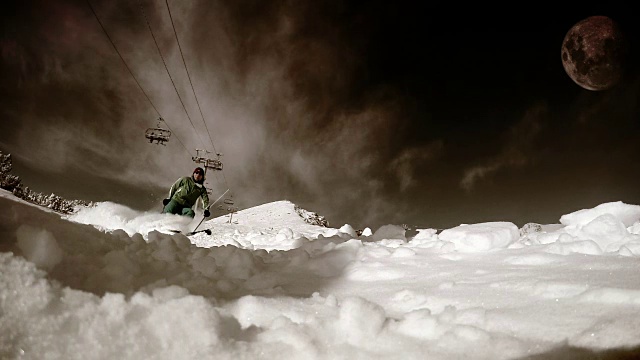 一名滑雪者从山上下来，在他身后抛下一堆雪的激烈的垃圾摇滚镜头视频素材