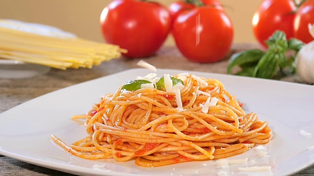 吃意大利面加番茄酱视频素材