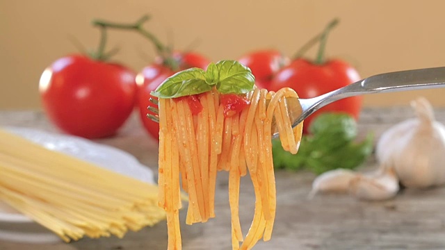 吃意大利面加番茄酱视频素材