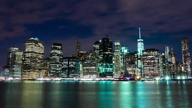 摩天大楼的灯光照亮了曼哈顿。时间流逝视频素材