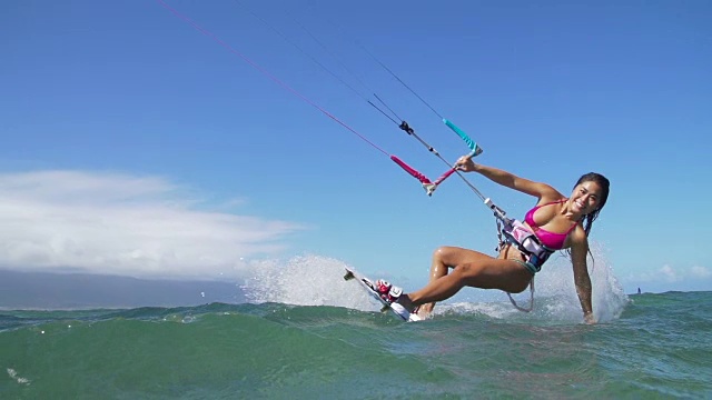 慢动作女子风筝冲浪，极限运动视频素材