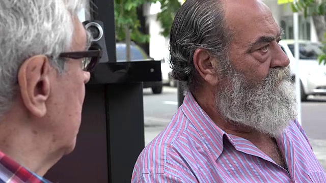 年长的胡子男人在说话视频素材