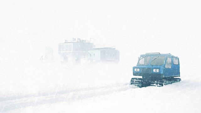 北极基地，从雪地车回来的人视频素材