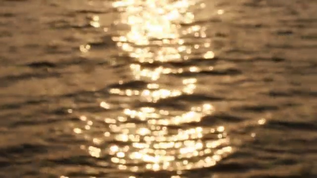 日落时水面的抽象模糊背景视频视频素材
