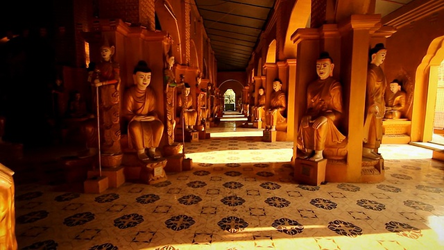 缅甸曼德勒寺庙内部的跟踪拍摄。视频素材