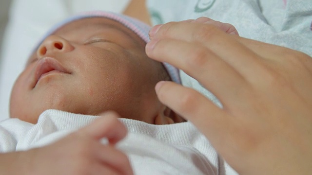 母亲抱着新生儿在医院的床上拍摄的R3D视频下载