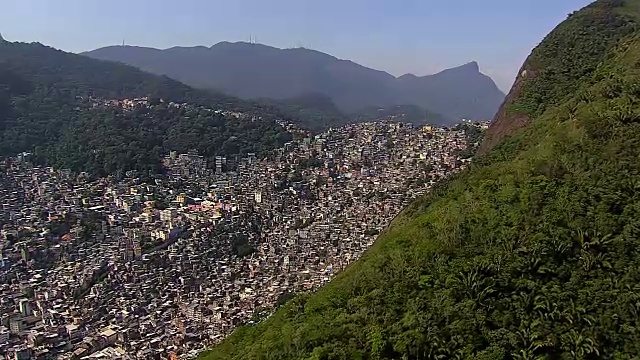 在巴西里约热内卢的海滩和贫民区上空飞行视频下载