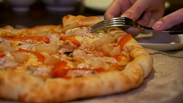 切意大利披萨，配肉，培根视频素材