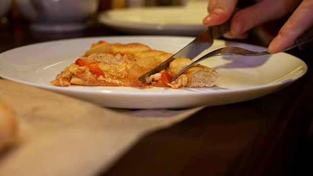 切意大利披萨和肉，培根一起吃视频素材