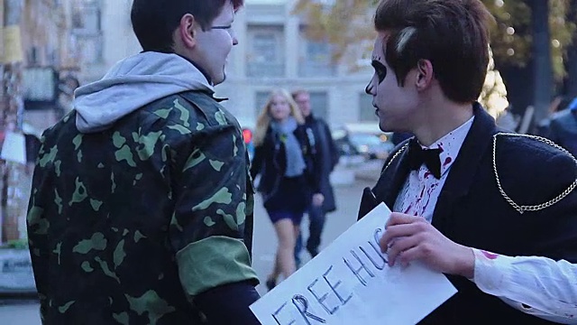 穿着僵尸装的年轻人在街上拥抱，很搞笑视频下载