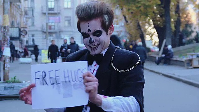 一个脸上画着可怕僵尸妆的有趣的家伙免费提供视频下载