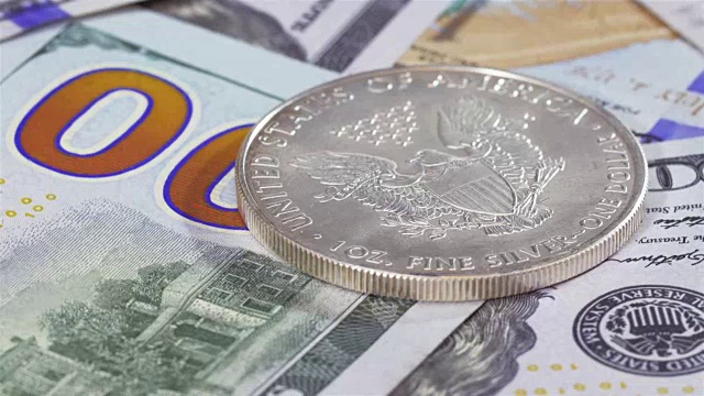 一美元银币上的美国鹰硬币纸币的背景视频素材