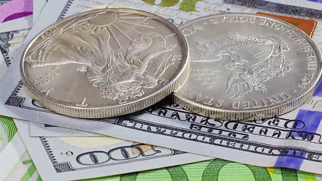 银币上印着不同的钞票背景视频素材