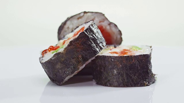 寿司卷配鲑鱼、鳄梨和鱼子酱视频下载