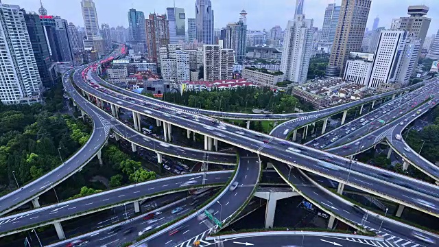 与现代城市天际线的高架道路交汇处的时间流逝视频素材