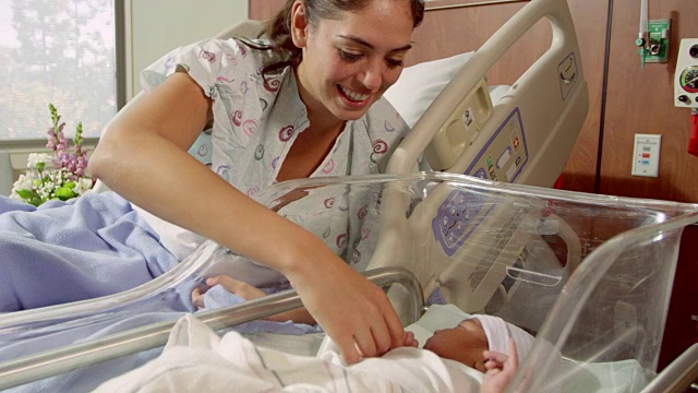 母亲与新生儿在医院的床上拍摄的R3D视频素材