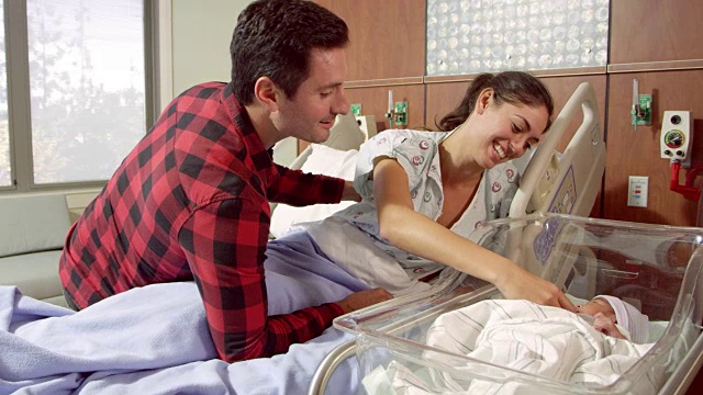 家庭与新生儿在医院分娩病房拍摄R3D视频素材