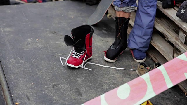 男孩蕾丝鞋滑雪视频素材