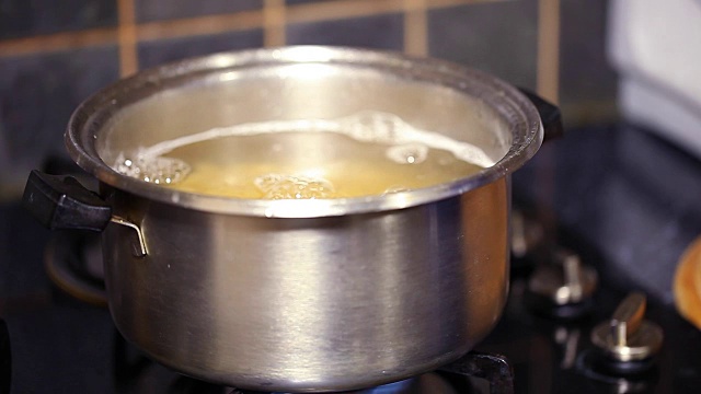 用沸水炖锅煮意大利面视频素材